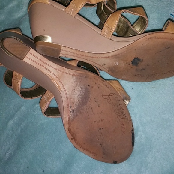 Small wedge tan sandals. - Picture 3 of 7